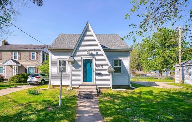 Building Photo - 915 W Loucks Ave