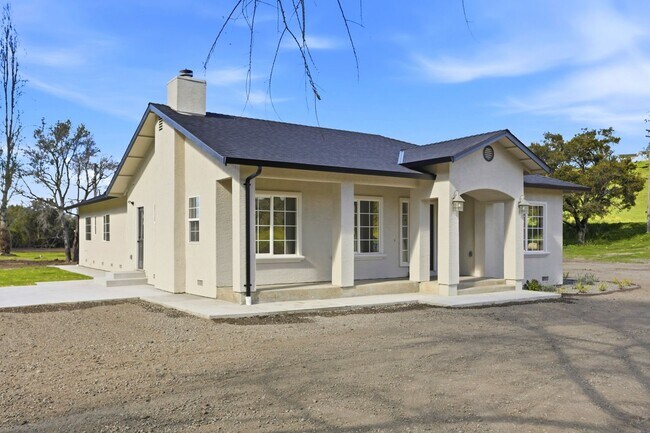 Building Photo - Beautiful Gated Country Property