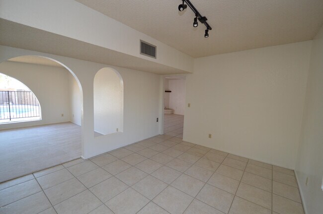 Building Photo - 7722 E Knollwood Cir