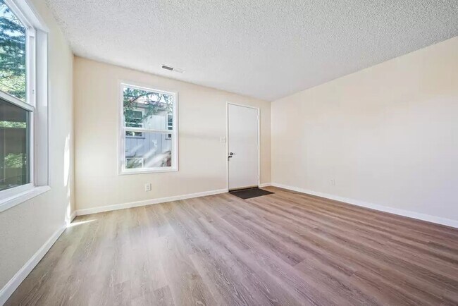 Building Photo - Charming two bedroom townhouse in Ashland ...