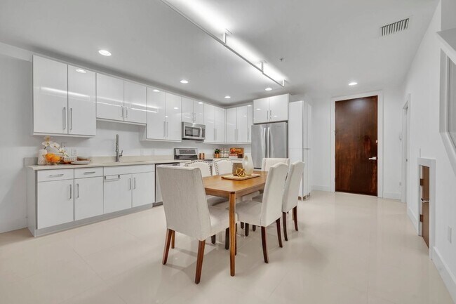 Gabinetes blancos de alto brillo con paneles planos, encimeras de cuarzo - 438 W Swoope Ave