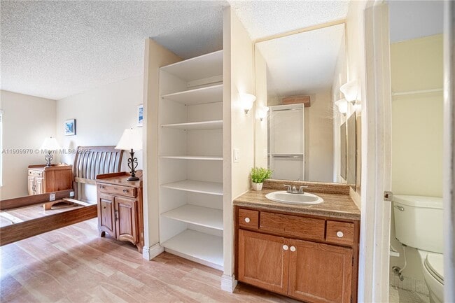 Building Photo - 3760 Inverrary Dr