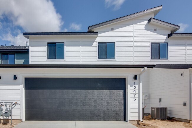 Foto del edificio - Incredible Townhomes. You’re New Home is Waiting.