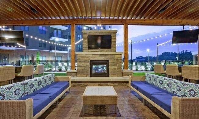 Foto del edificio - 6400 Blue Stone Rd