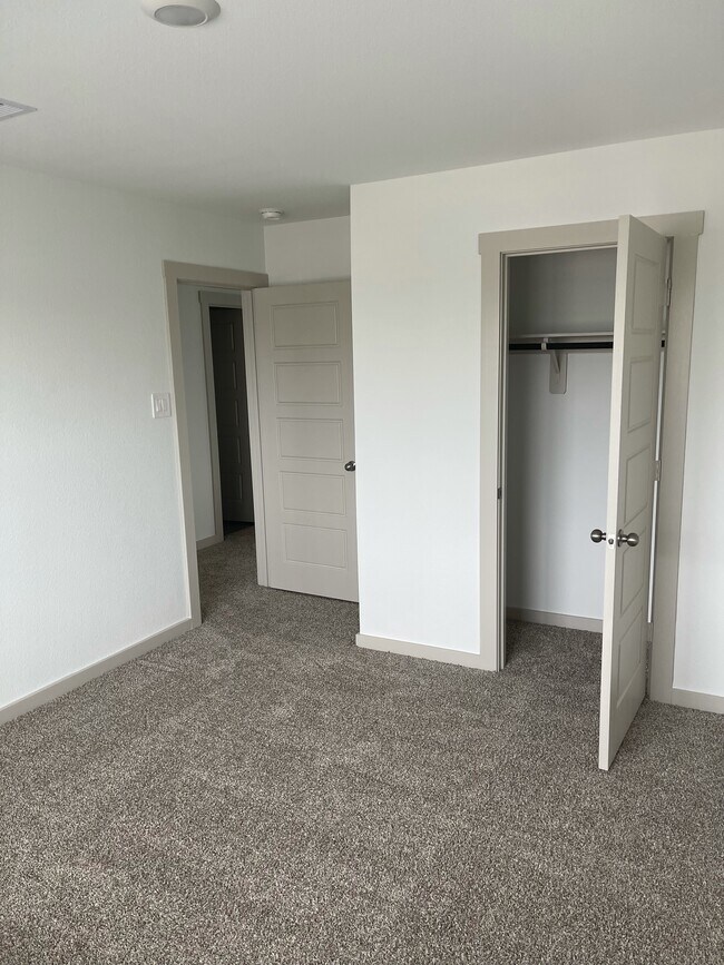 Available bedroom - 12514 Walmgate Ct