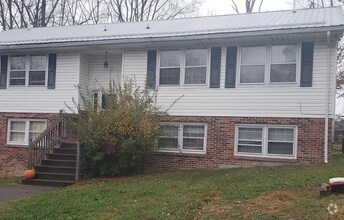 Building Photo - 102 Oakwood St