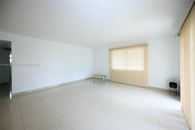 Foto del edificio - 9300 SW 77th Ave