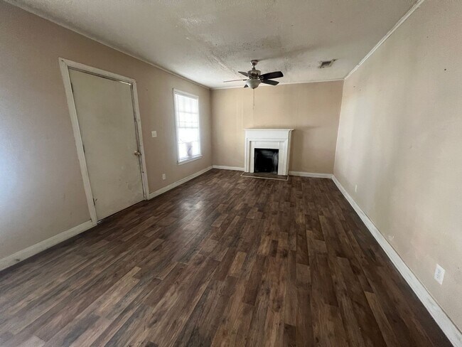 Building Photo - 1/2 OFF FIRST MONTHS RENT*ADORABLE DUPLEX ...
