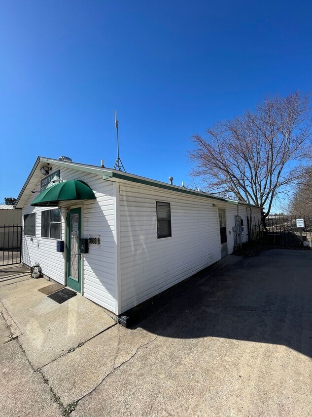 Primary Photo - 3 bedroom 1 bath apartment