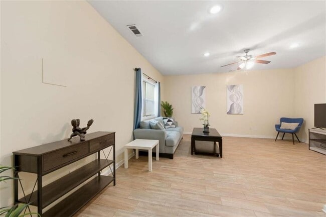 Building Photo - 5732 Vinings Pl Dr SE