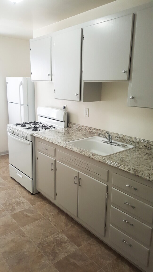 Kitchen with gas stove - 4631 Campbell St