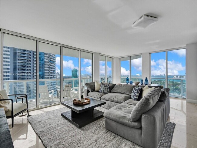 Foto del edificio - 6365 Collins Ave
