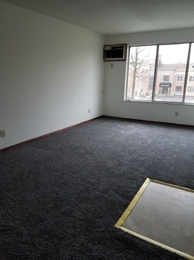 Building Photo - 516 W Mulberry St