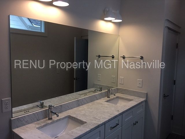 Building Photo - Stunning Home in Nashville with Rooftop Deck!