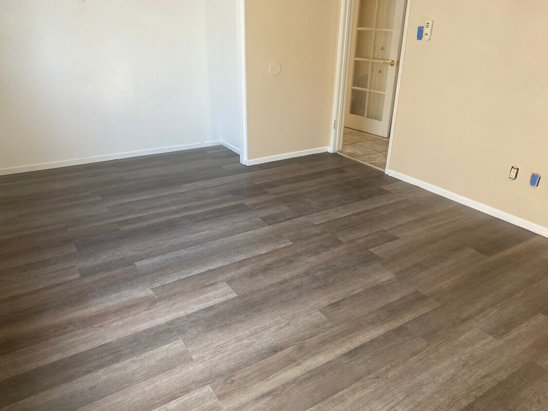 Foto principal - 240 N Western Ave