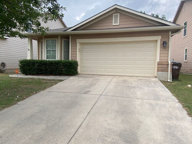 Building Photo - 3/2 Single Story ~ Conveniently located to...