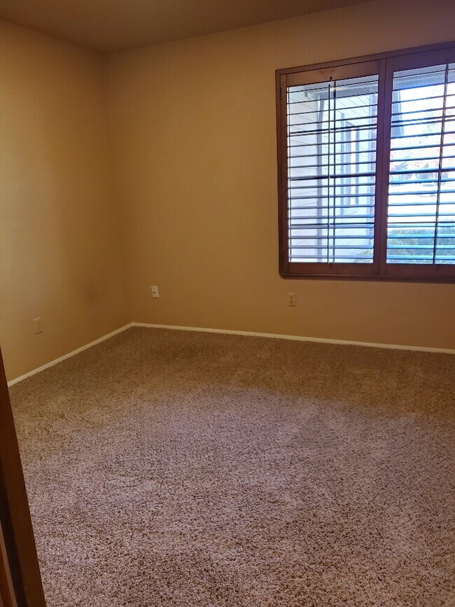 Building Photo - "Spacious 4-Bed, 3-Bath Oasis in Gold Rive...