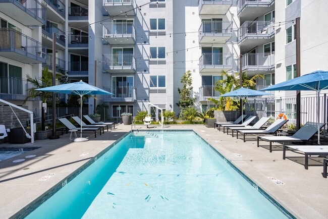 Building Photo - Chandler Apartments in North Hollywood