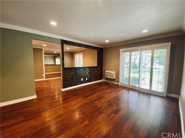 Building Photo - 960 E Bonita Ave