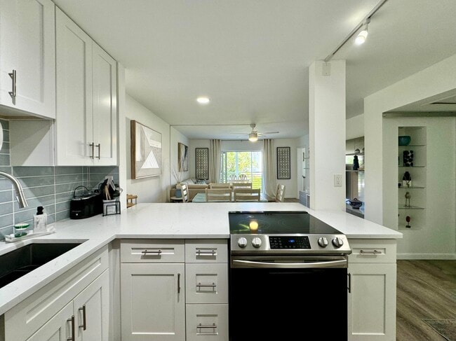Building Photo - 2811 Garden Dr S