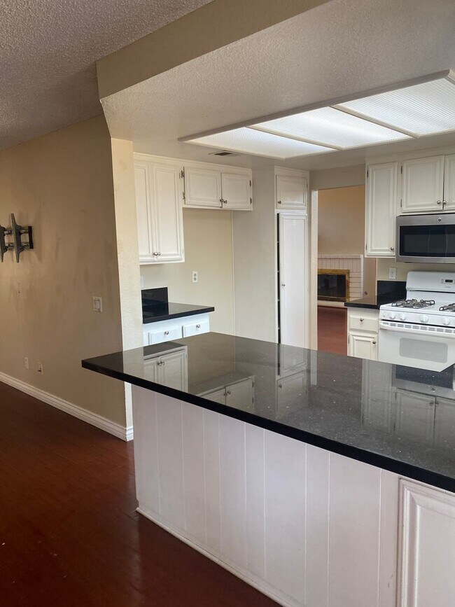Building Photo - *Special* Large open concept 3 bedroom 2.5...