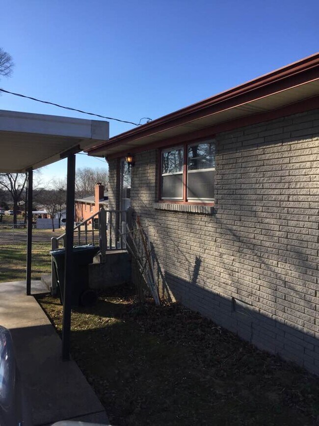 Building Photo - 805 Tulip Cir