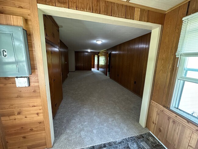 Building Photo - Price drop on this 3 bed 1.5 bath Apartmen...