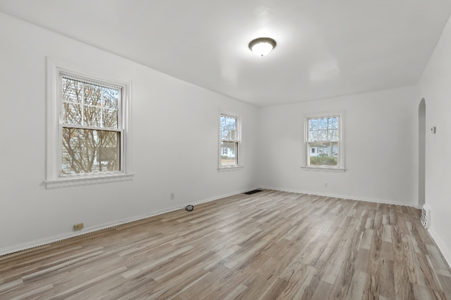 Building Photo - 423 Cornell Dr