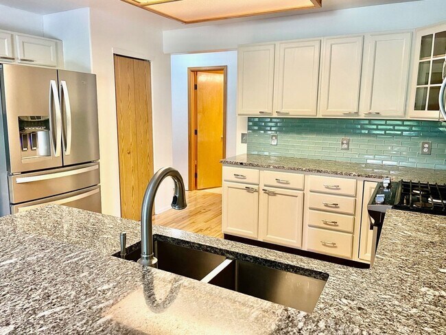 Building Photo - 5 Bedroom Single Family Home in Colorado S...