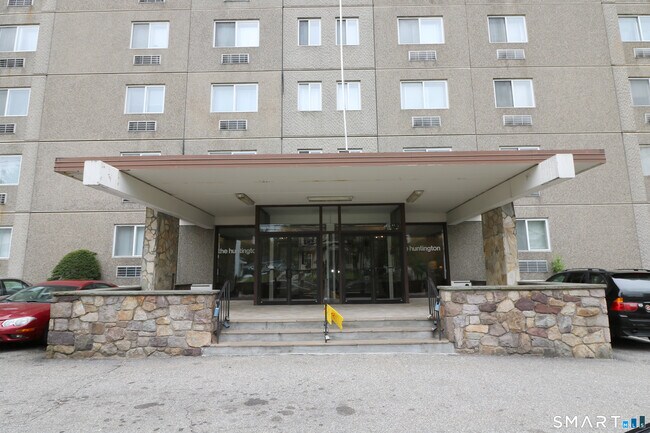 Foto del edificio - 120 Huntington Turnpike