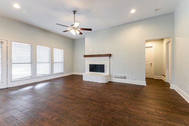 Foto del edificio - 4 BR/3BA | Newly Renovated Single Family Home | Fenced Patio | Private Pool!