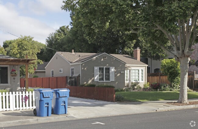 Foto del edificio - 700 Live Oak Ave