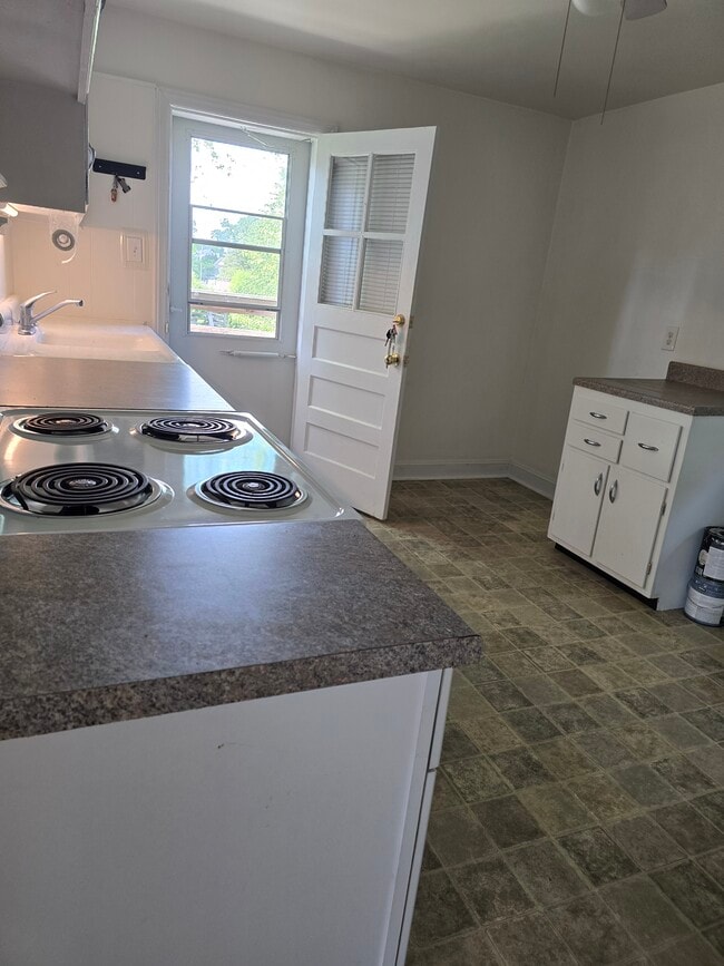 Kitchen - 125 3rd Ave
