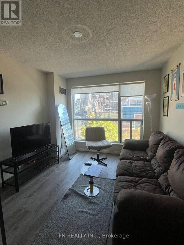 Primary Photo - 230 King St E