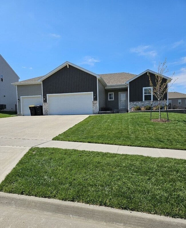 Foto del edificio - Spacious recently built home just west of Waukee!