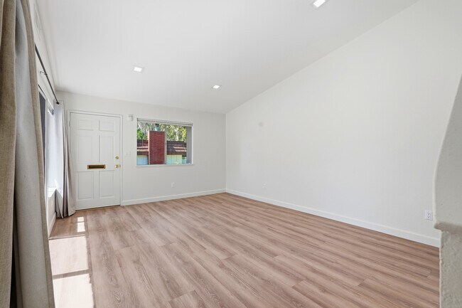 Foto del edificio - 10432 Larwin Ave