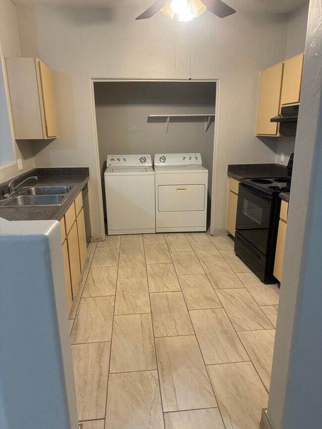 Building Photo - Newly Remodeled 3 bed/2 bath in Enchanted ...