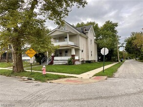 Building Photo - 726 E 117th St