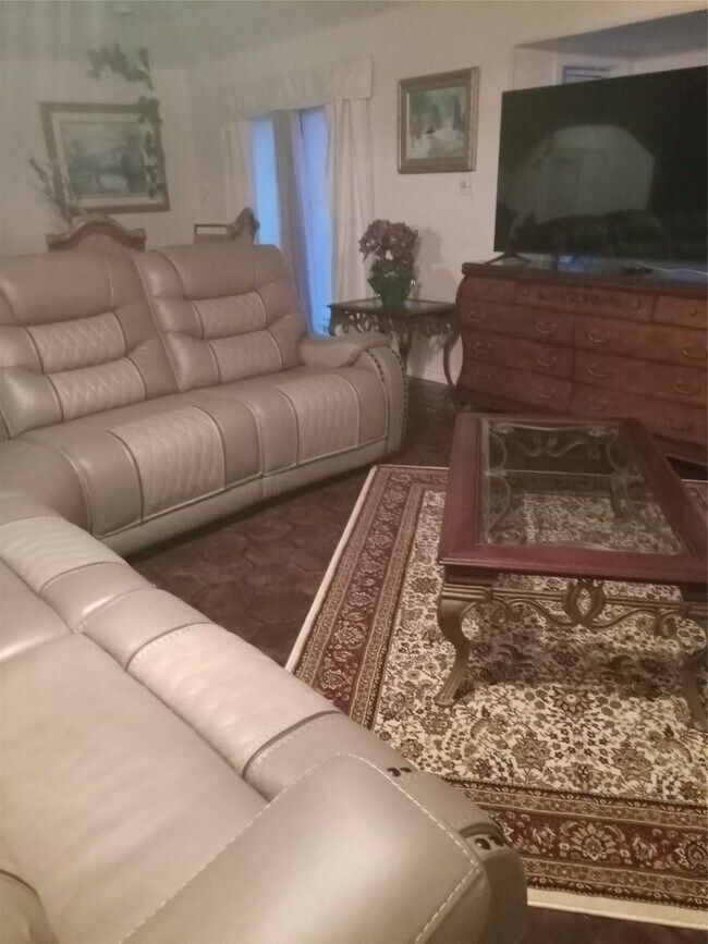 Foto del edificio - 15910 Hartman Rd