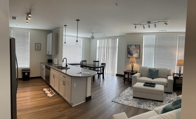 Building Photo - 401 W Trade St