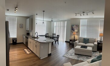 Building Photo - 401 W Trade St