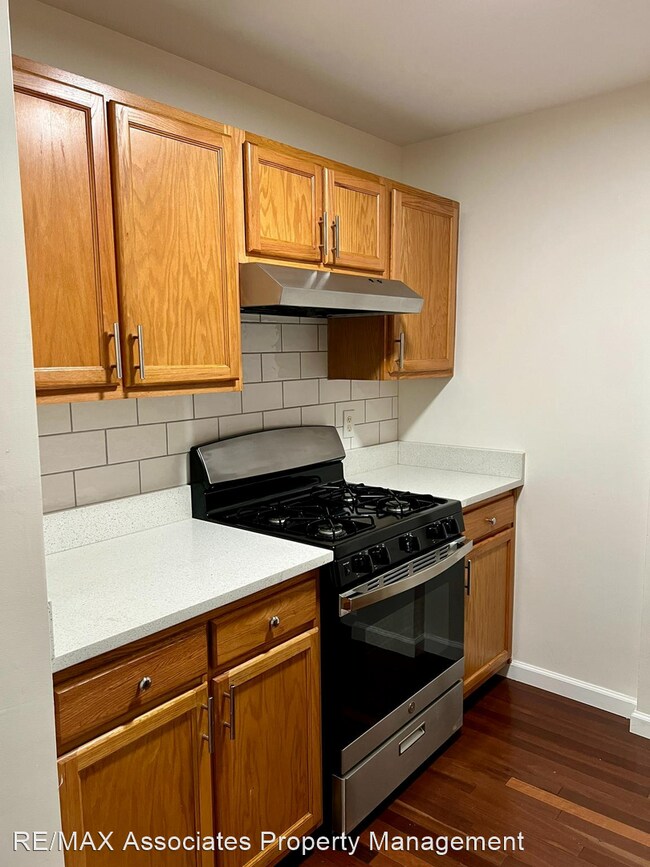 Building Photo - 4 br, 2 bath House - 609 W 9th Street