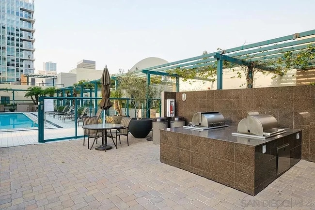 Building Photo - 555 Front St