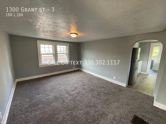 Building Photo - Third level one bedroom one bathroom apart...