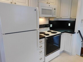 Building Photo - 1646 Villa Rd