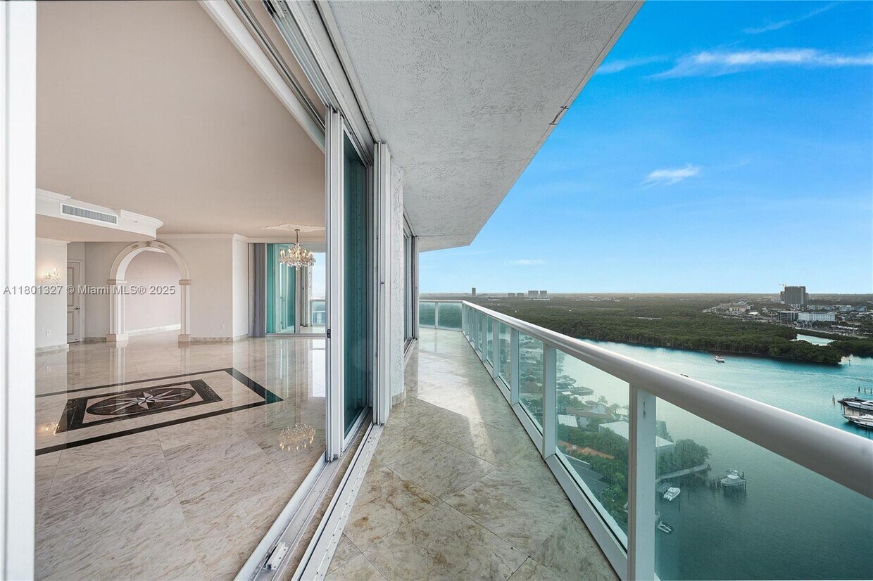 Foto principal - 16500 Collins Ave