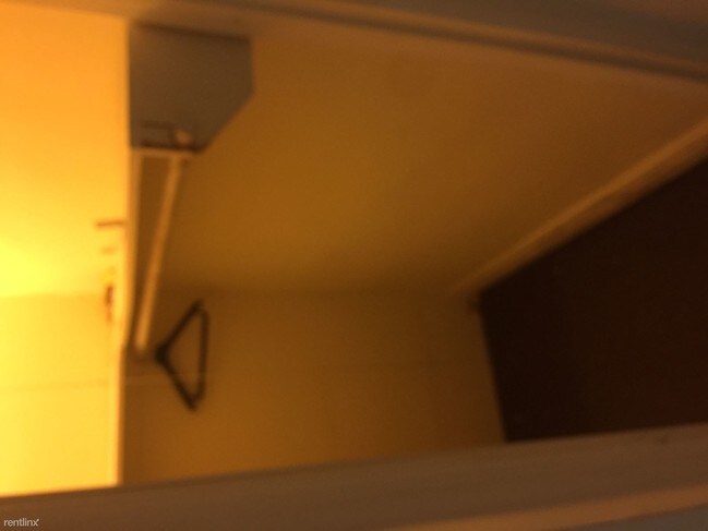 Building Photo - 2584 Steinway St