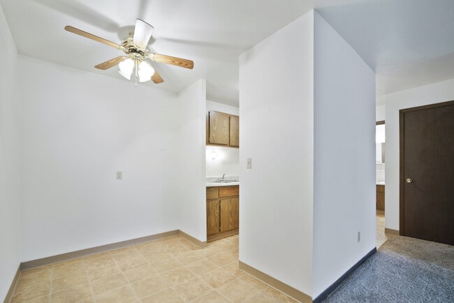 Building Photo - Marquette Highland Apts, LLC