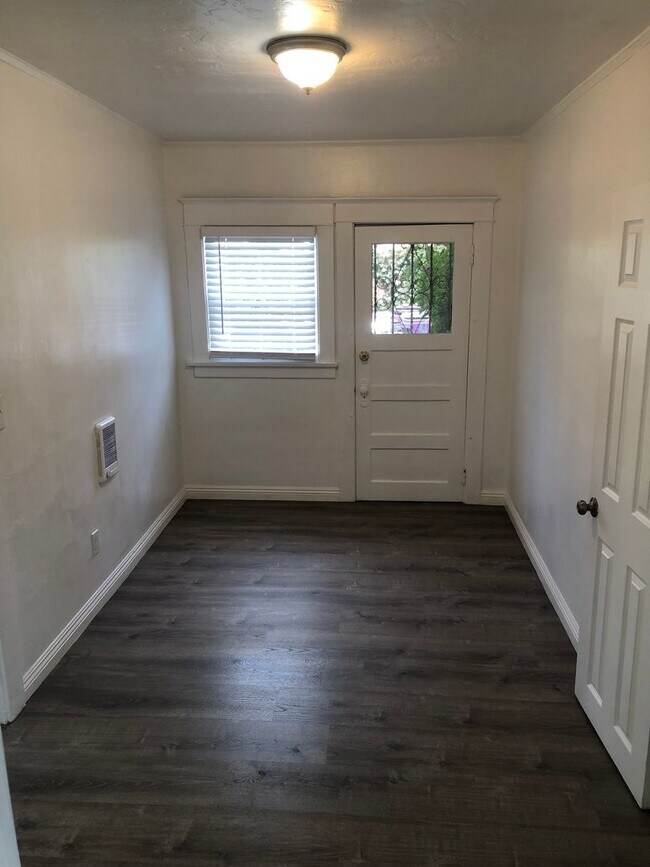 Foto del edificio - Lower 1 Bedroom Backhouse near Downtown Lo...