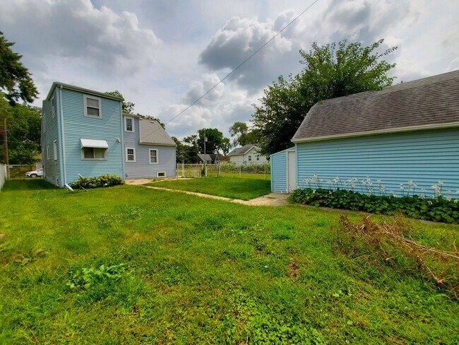 Building Photo - FOR RENT- Large Home with Fenced in Yard n...